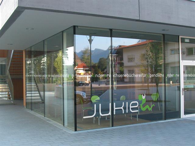 Außenansicht Jukie-Bücherei mit Logo
